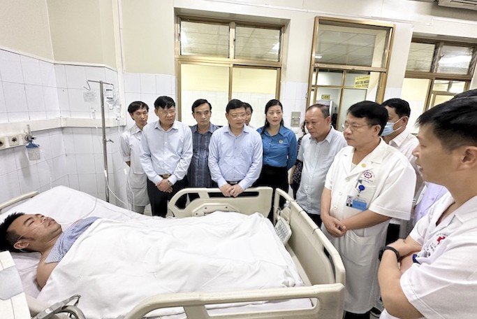 Đại diện Bệnh viện Đa khoa tỉnh Quảng Ninh báo cáo tình hình sức khỏe của các công nhân gặp nạn đang nằm điều trị tại bệnh viện. Ảnh: Hà Anh