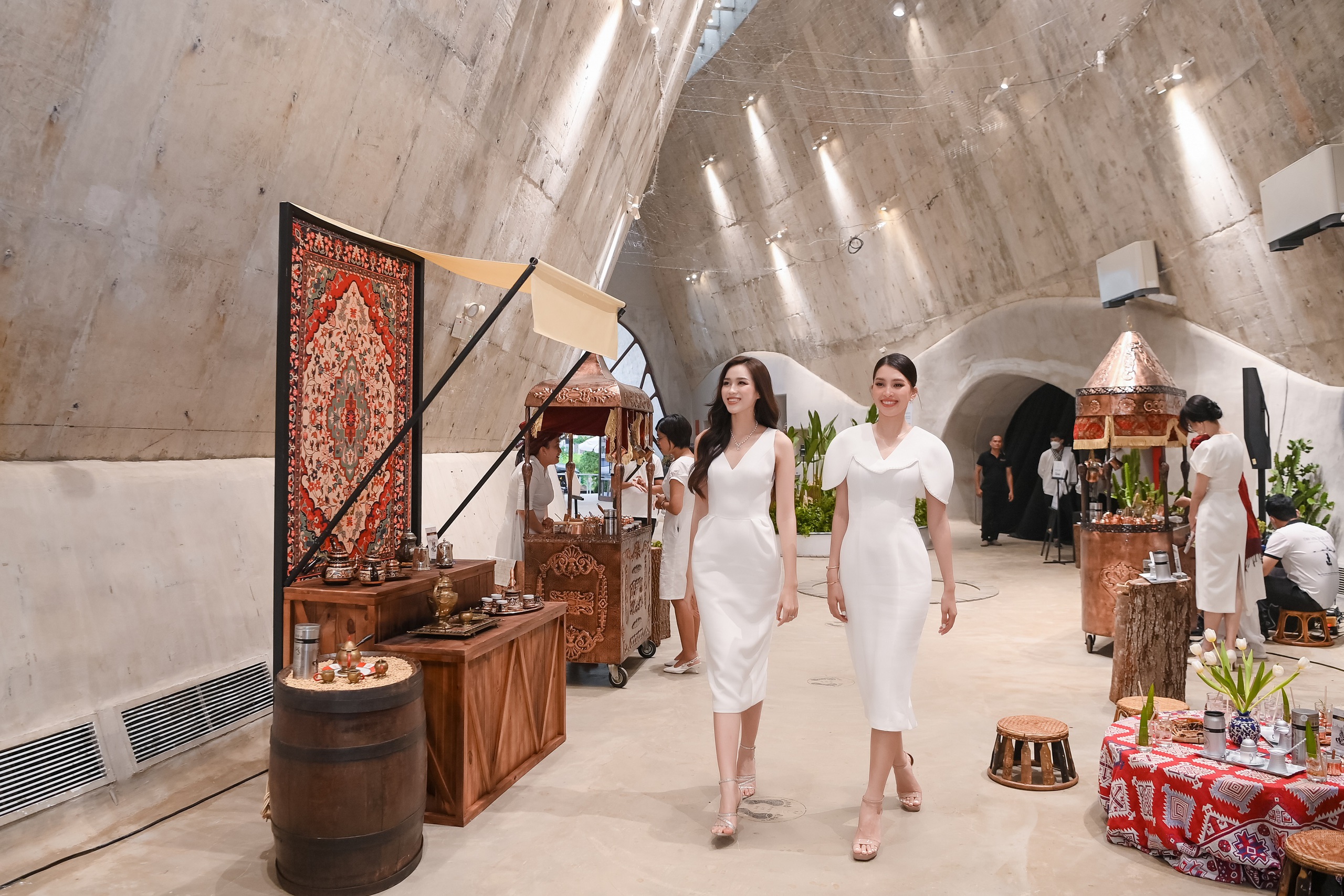 Hoa Tiểu hậu Vy và Hoa hậu Đỗ Thị Hà Khám phá Bảo tàng Thế giới Cà phê
