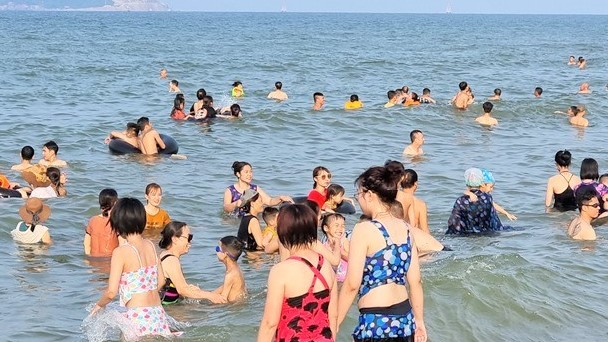 Nắng nóng gay gắt, người dân đổ xô xuống biển Cửa Lò tắm mát, giải nhiệt