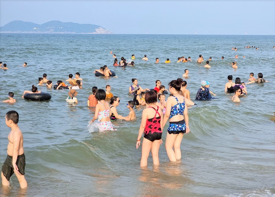 Nắng nóng gay gắt, người dân đổ xô xuống biển Cửa Lò tắm mát, giải nhiệt