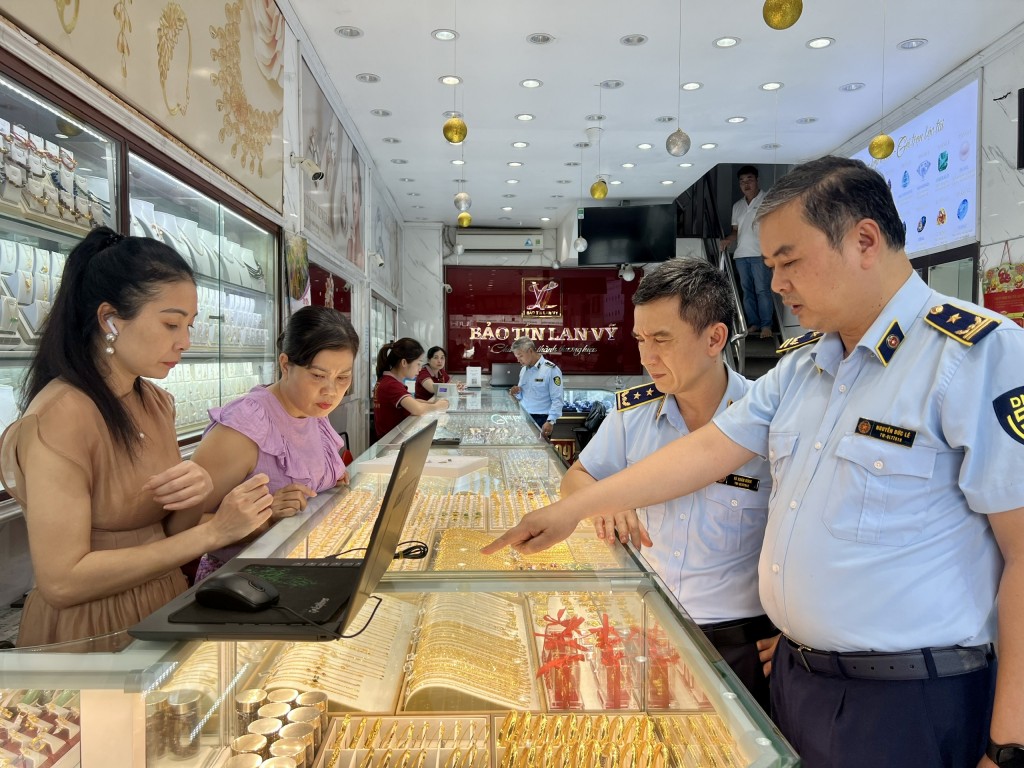 Hà Nội: Đồng loạt kiểm tra 3 cửa hàng vàng tại Cầu Giấy và Long Biên