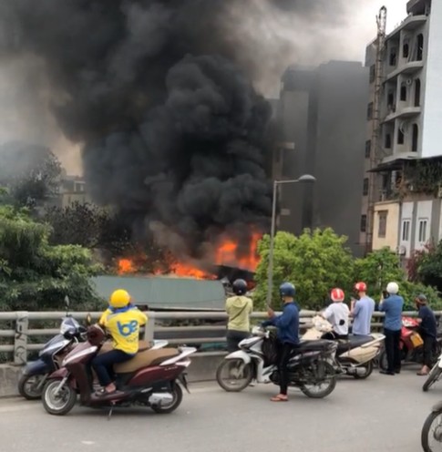 Cháy lớn tại khu lán tạm tập kết cốt pha dưới chân cầu Mễ Trì