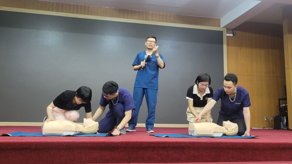 Bác sĩ Bệnh viện Bạch Mai hướng dẫn cách hồi sinh tim phổi tại cộng đồng
