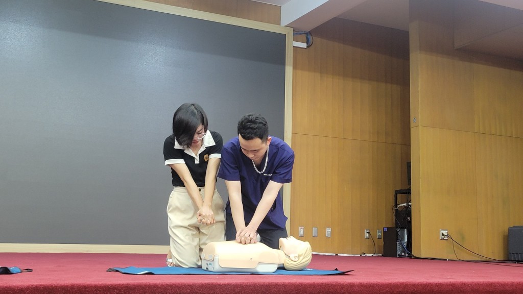 Bác sĩ Bệnh viện Bạch Mai hướng dẫn cách hồi sinh tim phổi tại cộng đồng