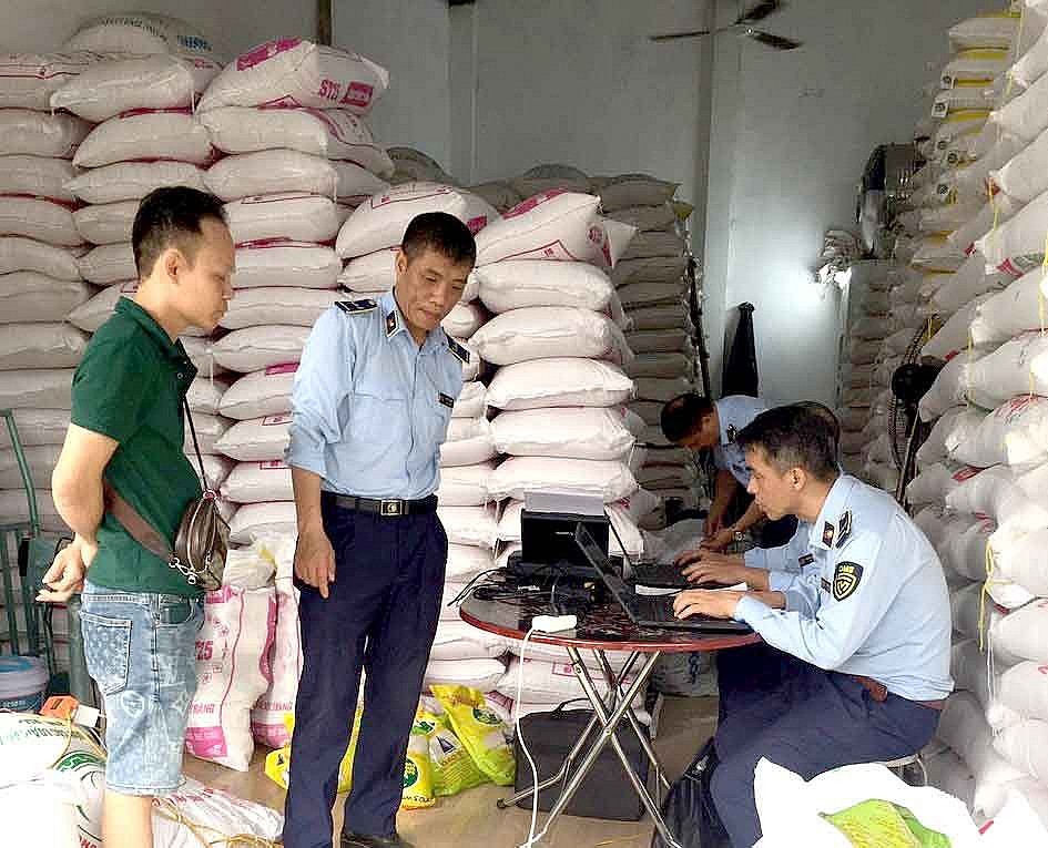 Hà Nội: Phát hiện 6 cơ sở kinh doanh gạo có dấu hiệu giả mạo thương hiệu Gạo ST25