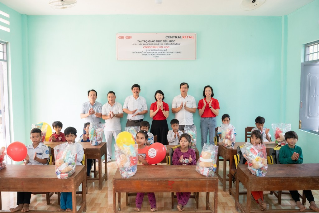Niềm vui của các em học sinh và các thầy, cô giáo tại ngôi trường thôn Quế
