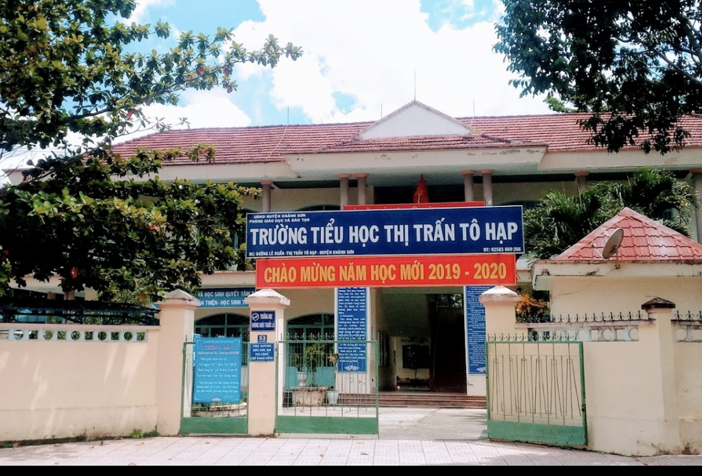 Trường Tiểu học thị trấn Tô Hạp nơi có nhiều học sinh phải nhập viện