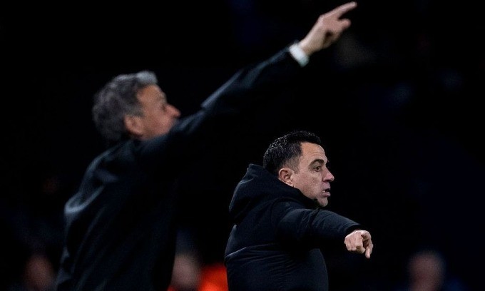 HLV Xavi (phải) chỉ đạo trong trận Barca hạ chủ nhà PSG 3-2 trên sân Parc des Princes, Paris ở lượt đi tứ kết Champions League