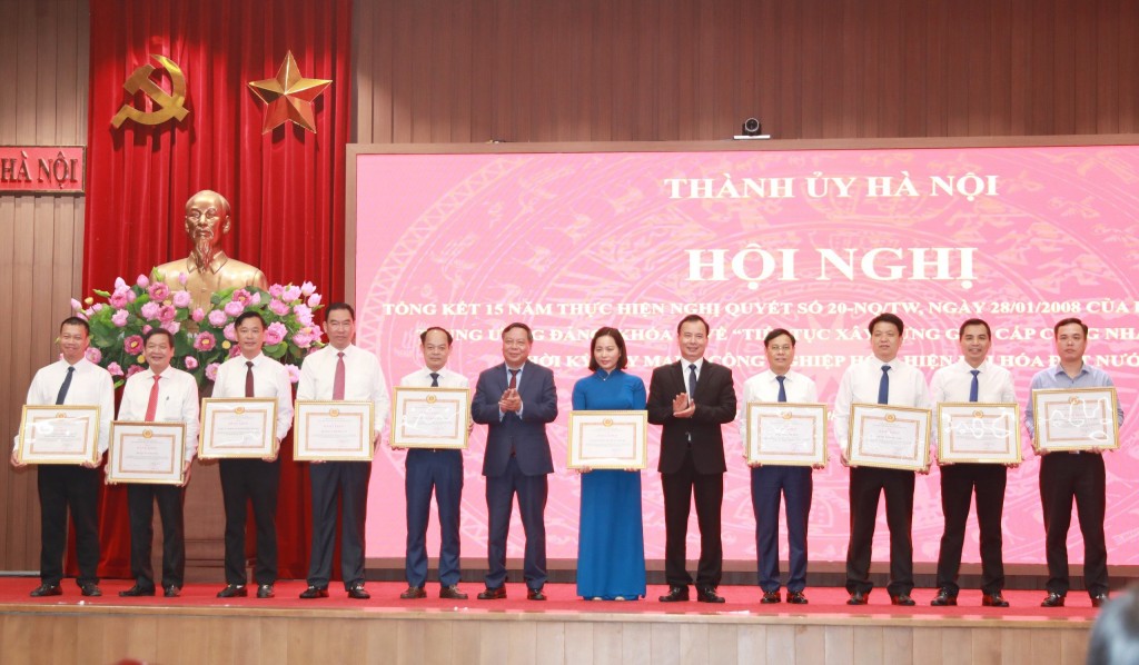 Ban Thường vụ Thành ủy Hà Nội cho 10 tập thể có thành tích xuất sắc trong triển khai, thực hiện Nghị quyết số 20-NQ/TƯ.