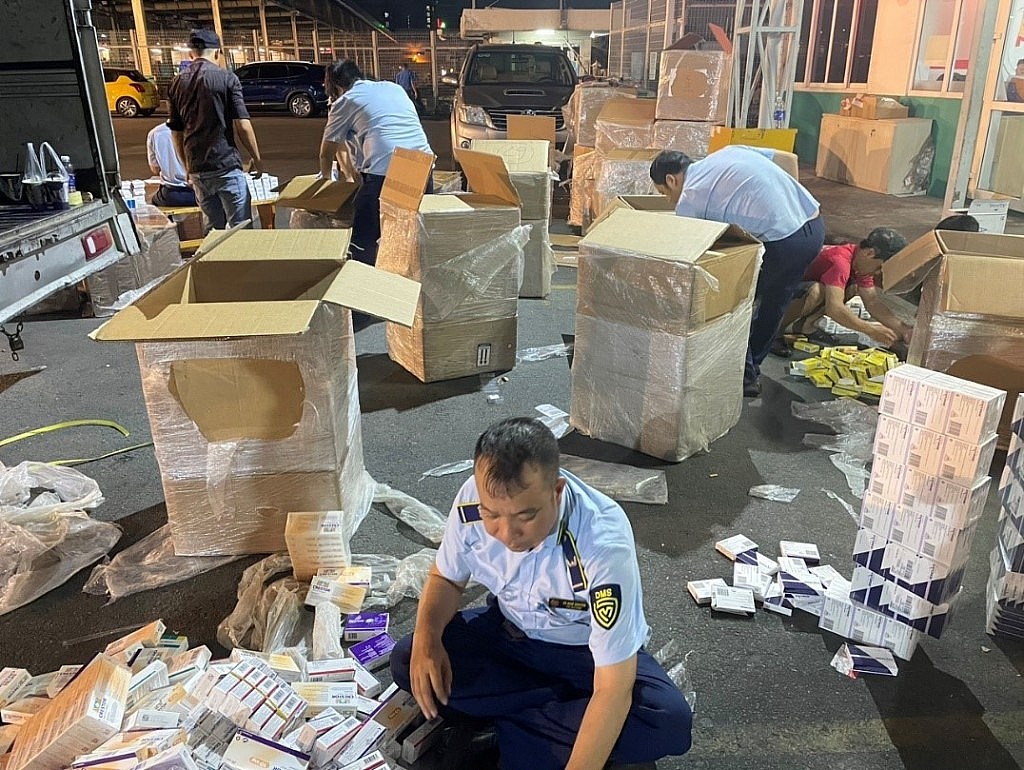 Thành phố Hồ Chí Minh: Hơn 18.000 hộp thuốc tân dược có dấu hiệu vi phạm bị tạm giữ