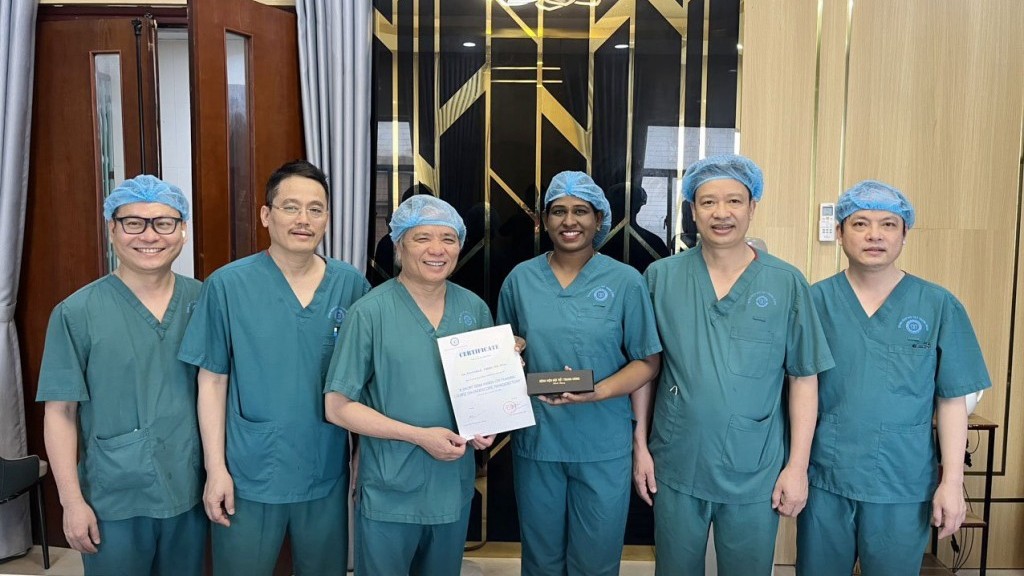 Bác sĩ nước ngoài học hỏi kỹ thuật mổ nội soi tuyến giáp “Dr Luong” tại Việt Nam