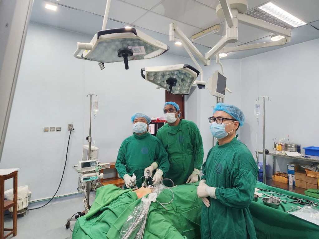 Bác sĩ nước ngoài học hỏi kỹ thuật mổ nội soi tuyến giáp “Dr Luong” tại Việt Nam