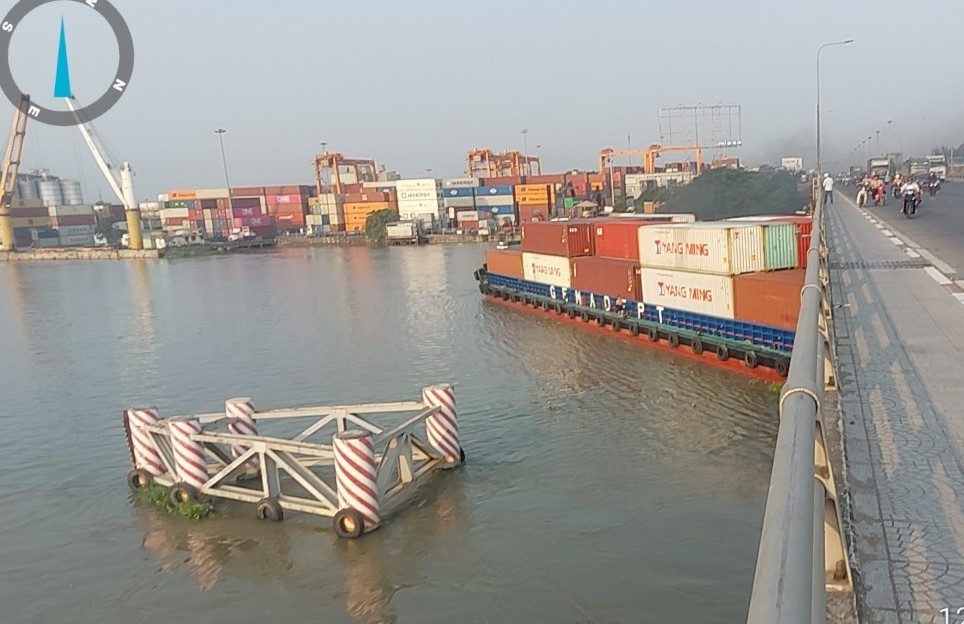 Đồng Nai: Cứu hộ thành công tàu trọng tải 4.600 tấn bị kẹt dưới gầm cầu Đồng Nai