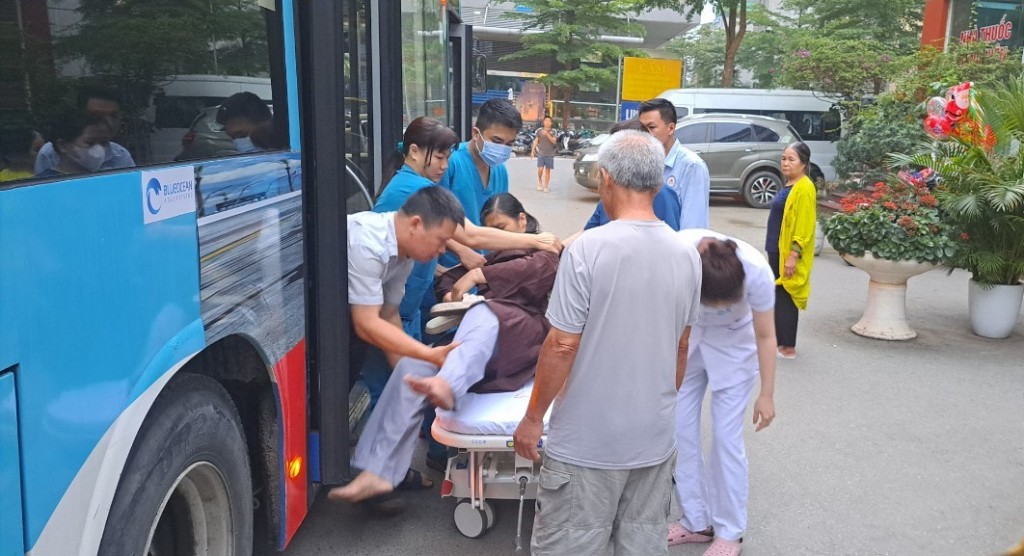 Nhân viên xe buýt kịp thời giúp người bị nạn