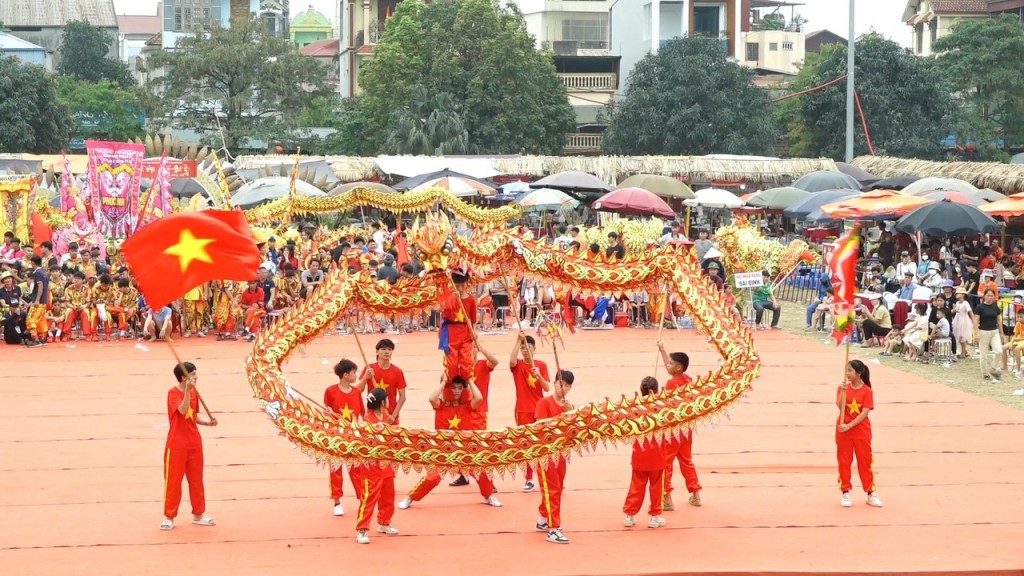 Trình diễn nghệ thuật múa rồng đỉnh cao tại huyện Thanh Oai