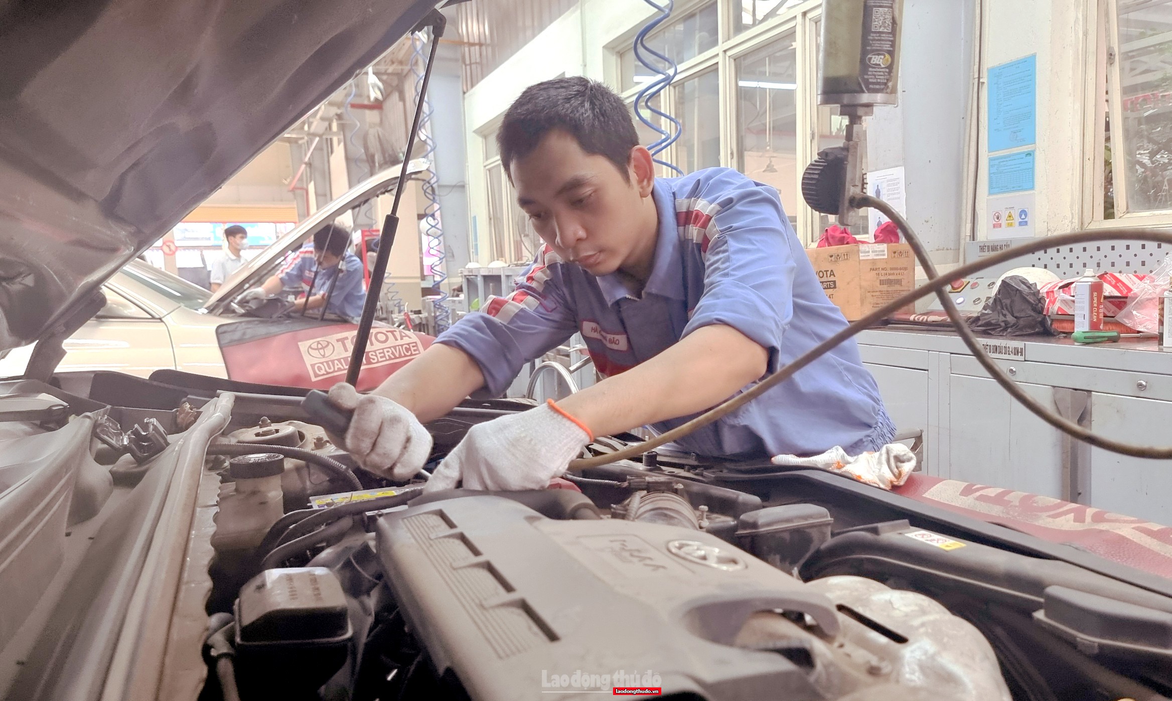 Người công nhân dành trọn tình yêu với nghề sửa chữa ô tô