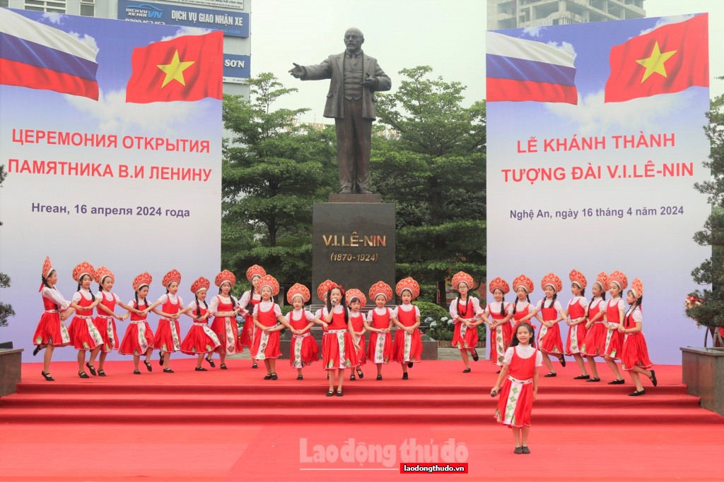 Khánh thành tượng đài V.I Lênin ở trung tâm thành phố Vinh