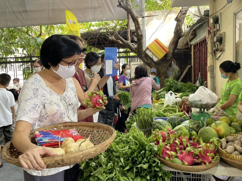 Phiên chợ Xanh Tử tế ươm tạo những doanh nông tử tế
