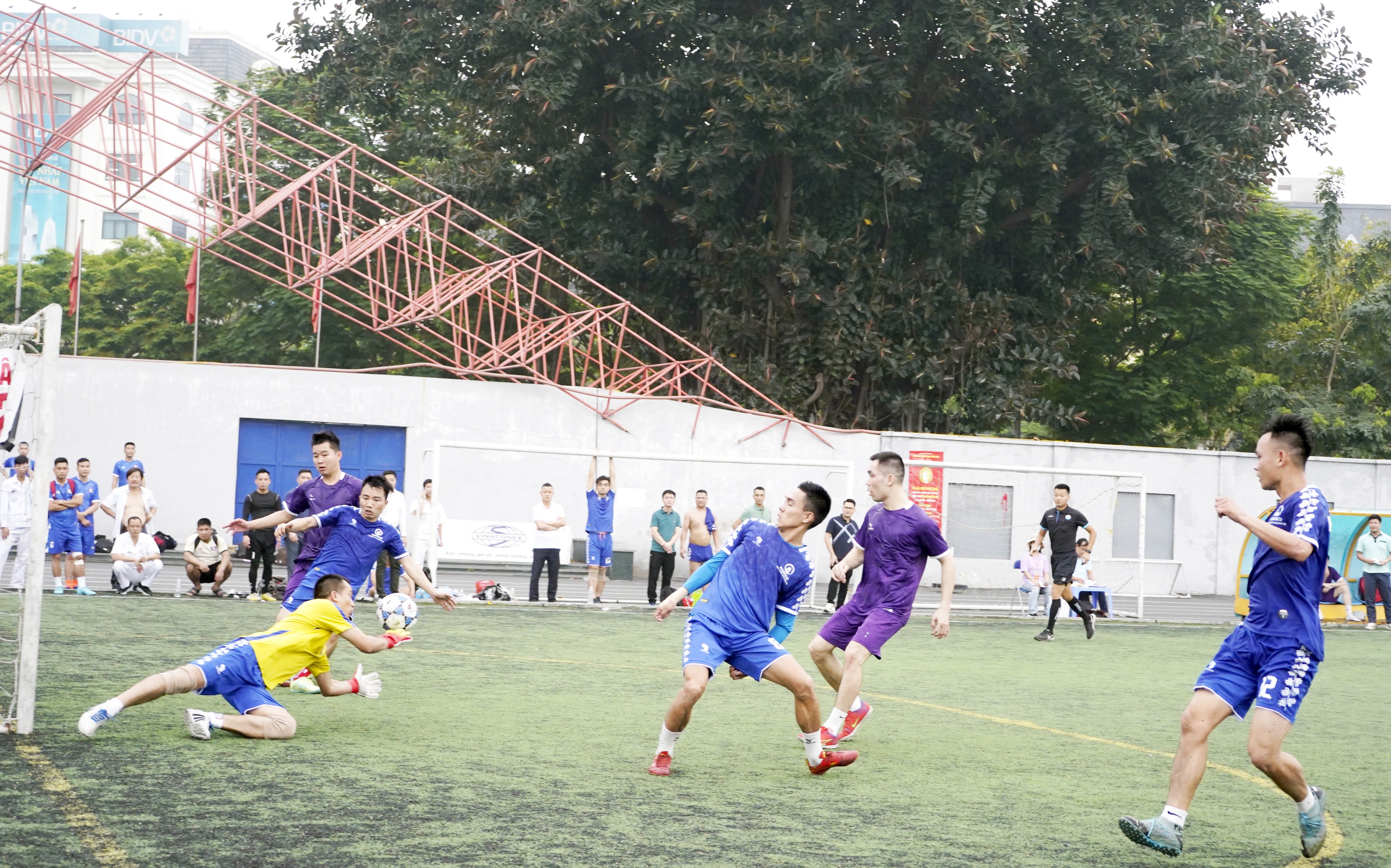 Ngày thi đấu thứ 2, Giải bóng đá CNVCLĐ Cúp báo Lao động Thủ đô lần thứ IX: Kịch tính đến tận phút cuối