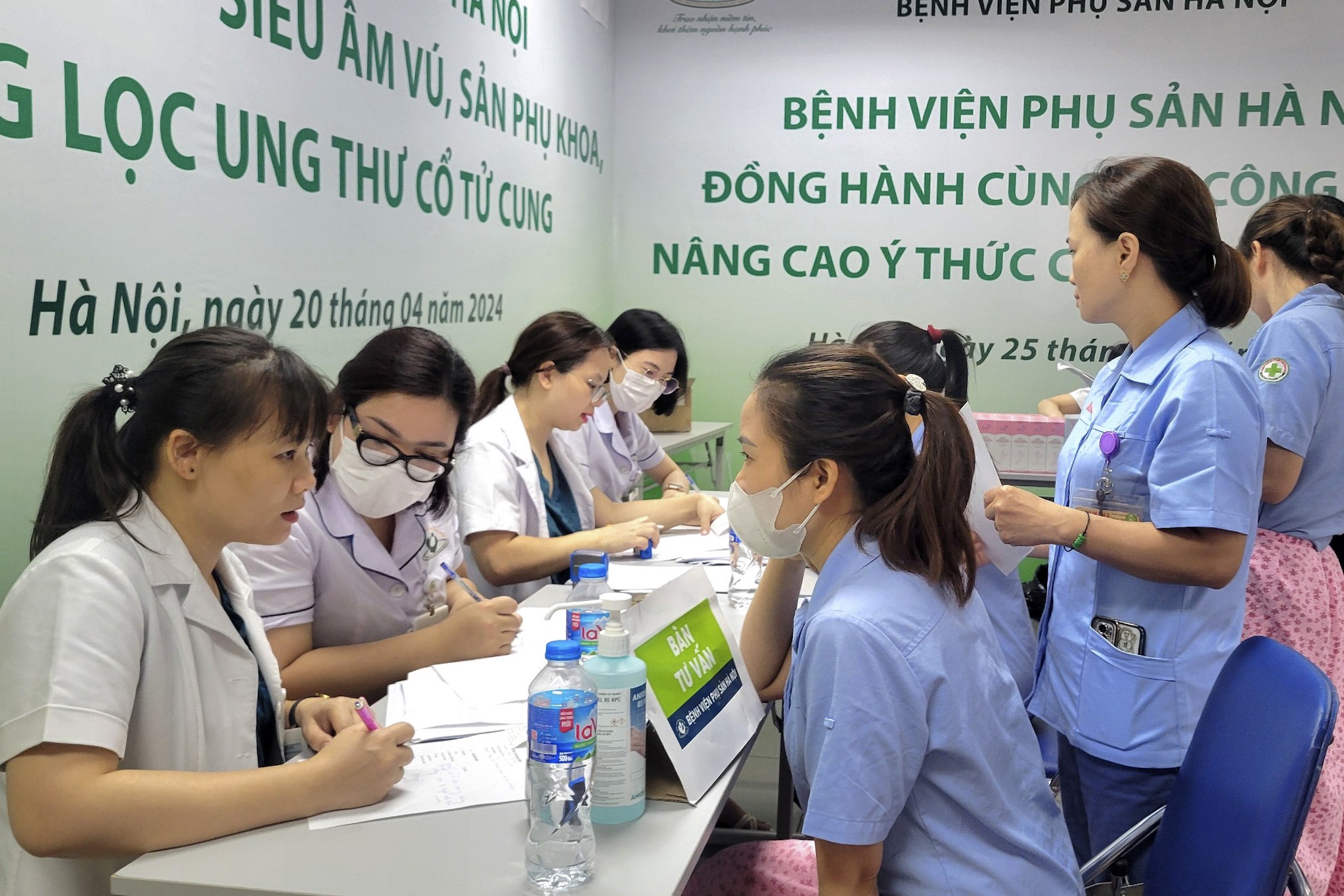 Sáng nay (20/4), 600 công nhân Khu Công nghiệp và chế xuất Hà Nội được tư vấn, khám sức khỏe miễn phí