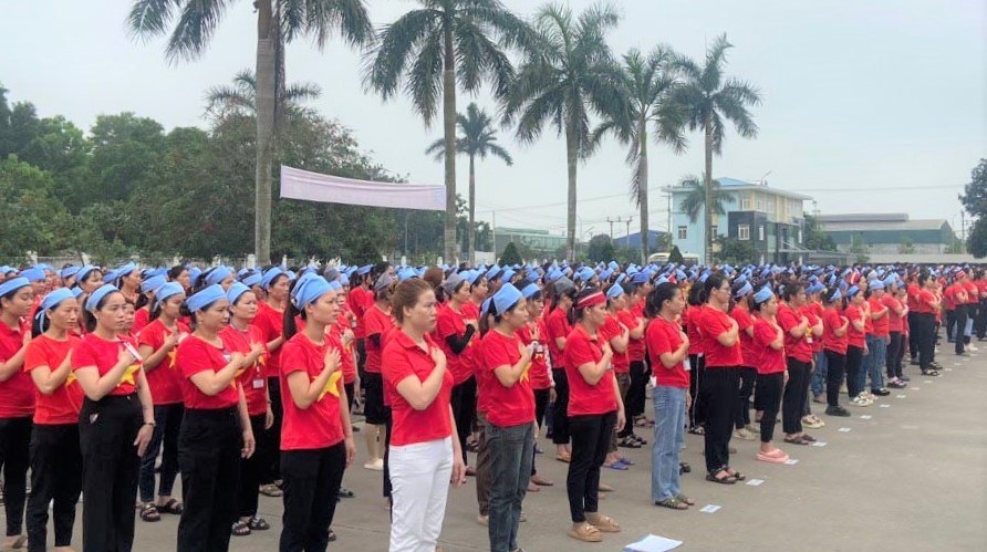 Nghệ An: Xúc động, tự hào hình ảnh hàng vạn công nhân lao động chào cờ, hát Quốc ca
