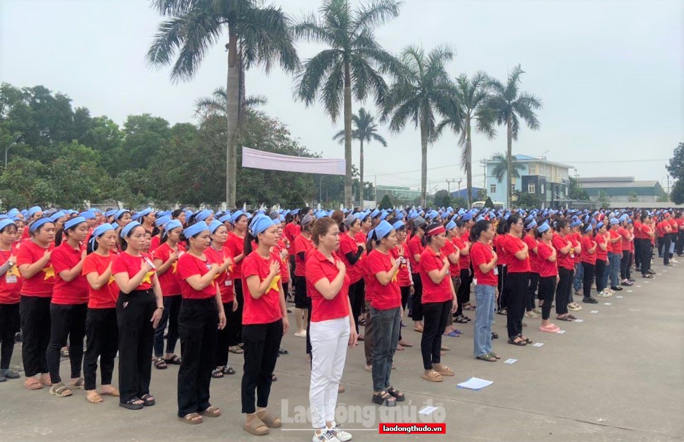 Nghệ An: Xúc động, tự hào hình ảnh hàng vạn công nhân lao động chào cờ, hát Quốc ca