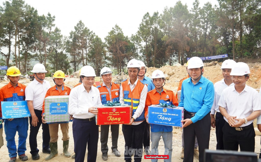 Chủ tịch Tổng LĐLĐ Việt Nam thăm hỏi công nhân lao động trên công trường Dự án đường dây 500Kv mạch 3