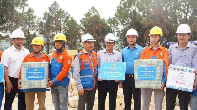 Chủ tịch Tổng LĐLĐ Việt Nam thăm hỏi công nhân lao động trên công trường Dự án đường dây 500Kv mạch 3