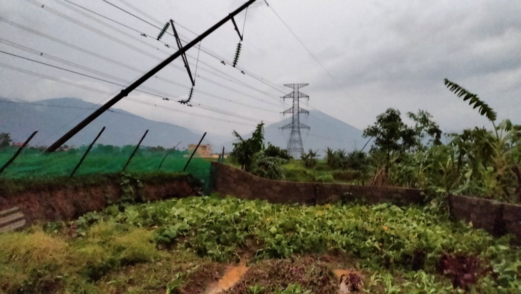 ngành điện Sơn La đang khắc phục các sự cố  do mưa lớn và lốc xoáy (4)