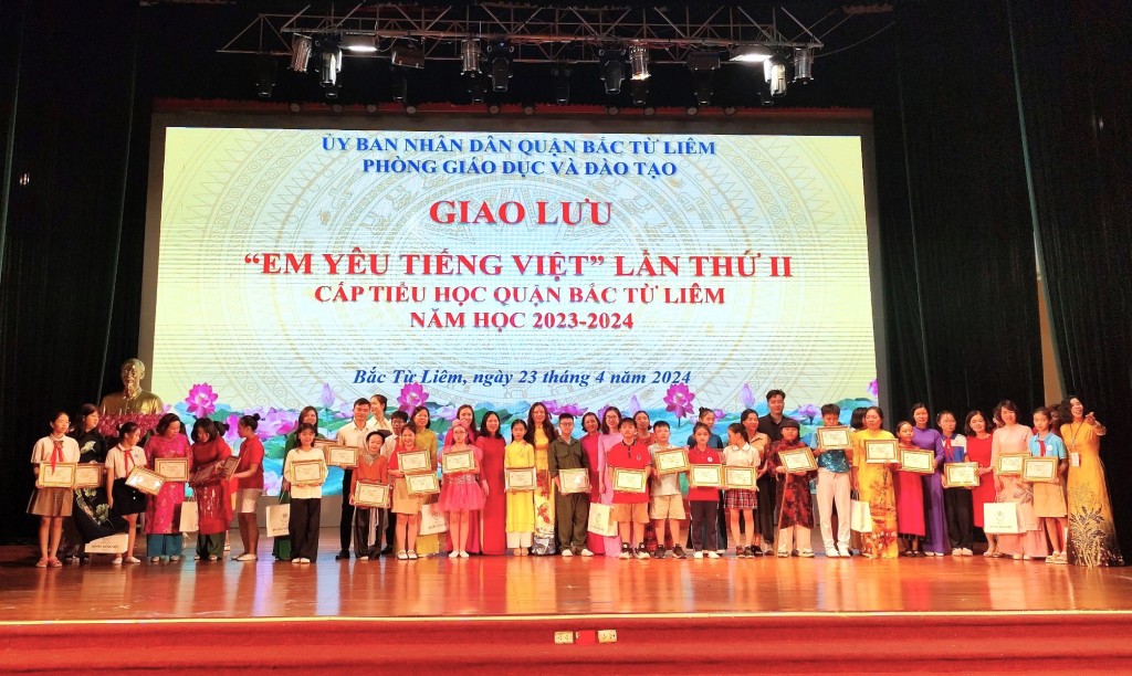 Rộn ràng Ngày hội giao lưu “Em yêu Tiếng Việt” cấp Tiểu học năm học 2023 - 2024