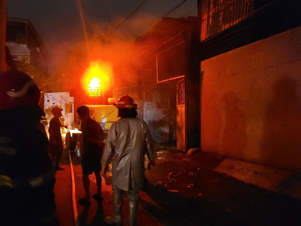 Nhanh chóng dập tắt đám cháy kho xưởng gỗ ở huyện Thanh Trì