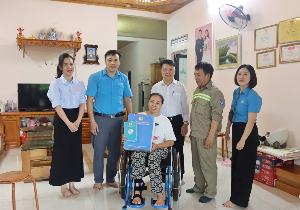 LĐLĐ thị xã Sơn Tây thăm hỏi, tặng quà đoàn viên nhân dịp Tháng Công nhân
