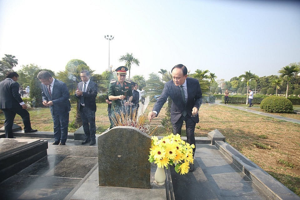 Lãnh đạo thành phố Hà Nội tưởng niệm các anh hùng liệt sĩ tại Điện Biên