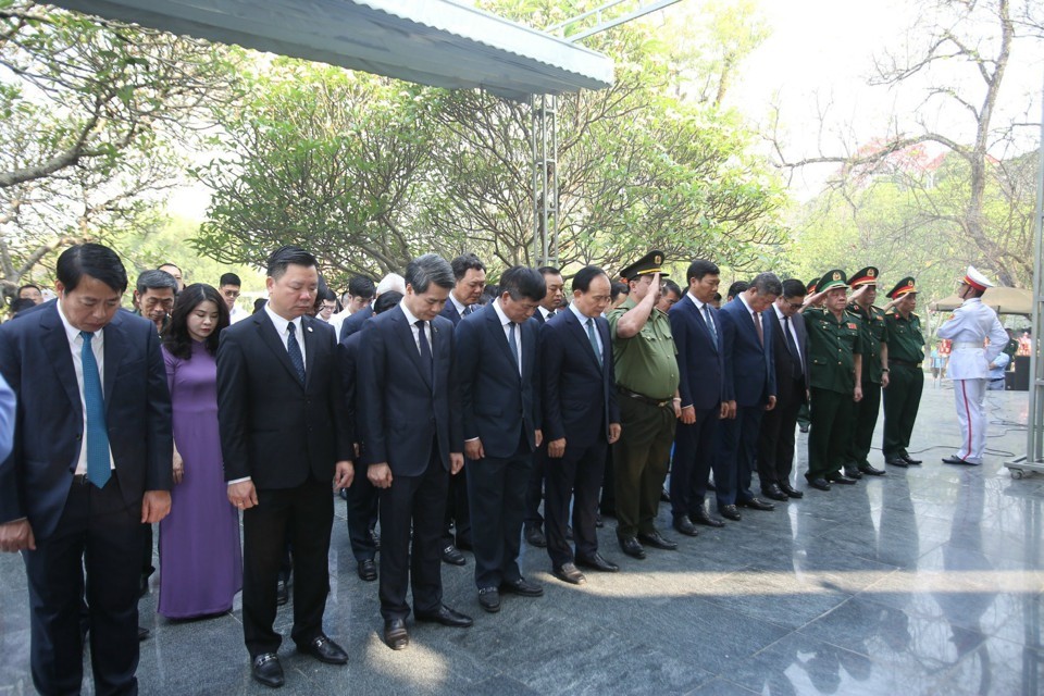 Lãnh đạo thành phố Hà Nội tưởng niệm các anh hùng liệt sĩ tại Điện Biên