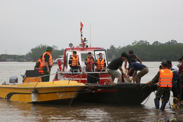 Khẩn trương tìm kiếm 4 người mất tích trong vụ chìm thuyền tại Quảng Ninh