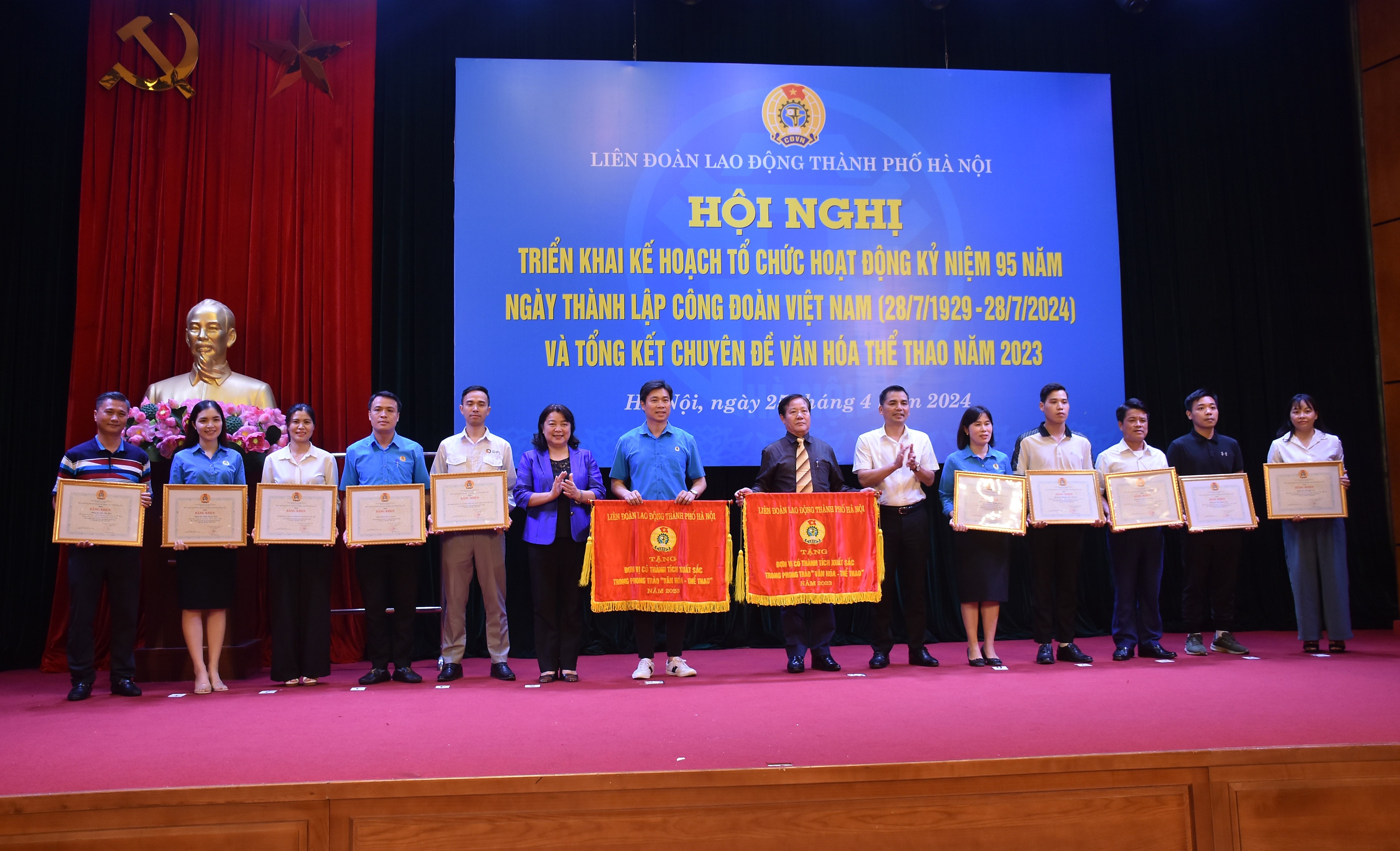 Hà Nội: Khen thưởng các tập thể, cá nhân có thành tích trong phong trào Văn hóa - Thể thao