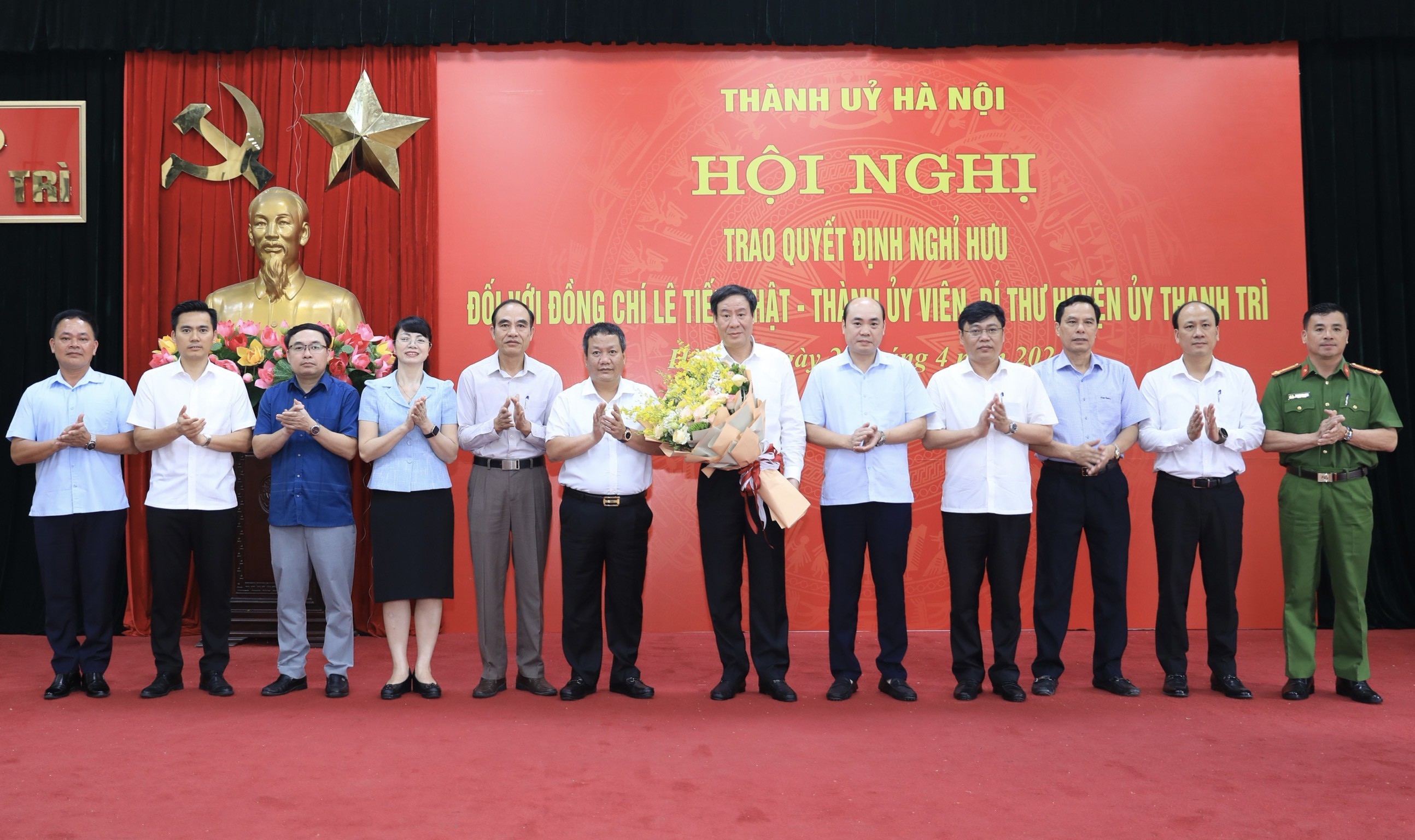 Trao Quyết định nghỉ hưu cho đồng chí Bí thư Huyện ủy Thanh Trì