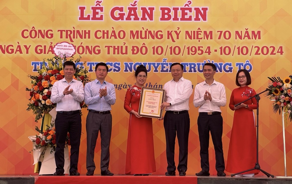 Quận Đống Đa gắn biển công trình xây dựng Trường THCS Nguyễn Trường Tộ