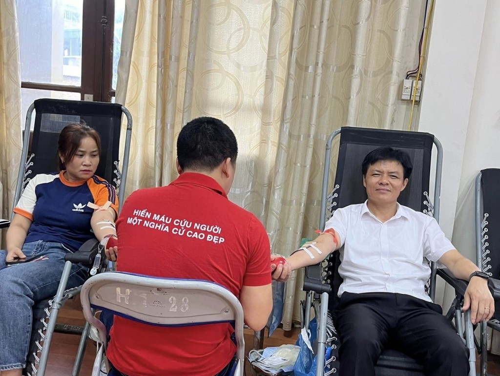Công đoàn Trường THCS Hữu Bằng tích cực tham gia hiến máu tình nguyện