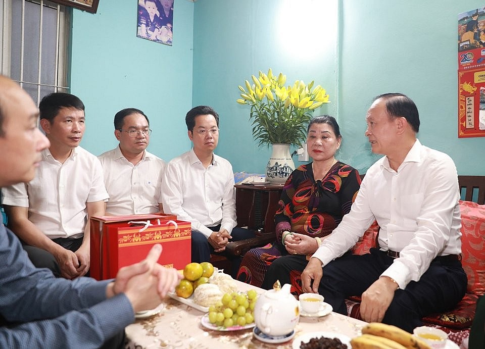 Chủ tịch HĐND Thành phố Nguyễn Ngọc Tuấn thăm, tặng quà thân nhân liệt sĩ và chiến sĩ Điện Biên