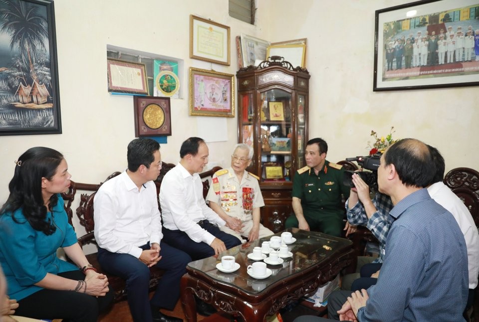 Chủ tịch HĐND Thành phố Nguyễn Ngọc Tuấn thăm, tặng quà thân nhân liệt sĩ và chiến sĩ Điện Biên