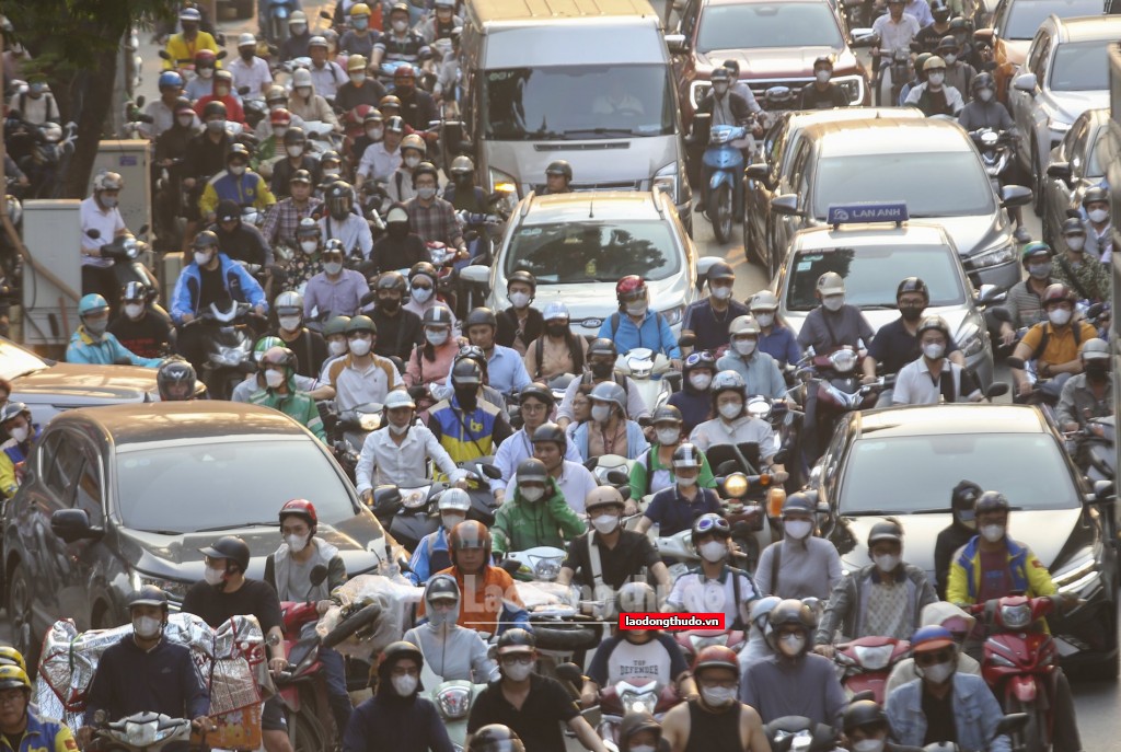 Người dân bắt đầu rời Hà Nội về quê nghỉ lễ:  Các hướng ra cửa ngõ Thủ đô  đông "như nêm"