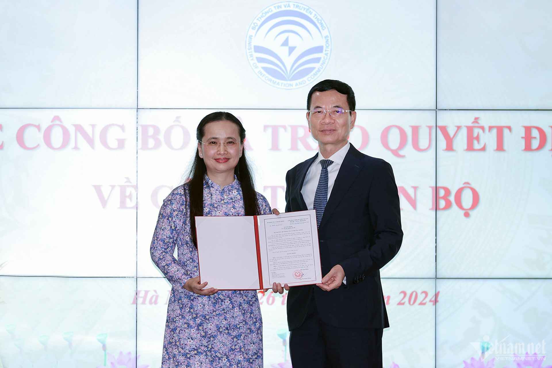 Bộ trưởng Nguyễn Mạnh Hùng trao quyết định bổ nhiệm cho bà Lê Hương Giang. Ảnh: Lê Anh Dũng