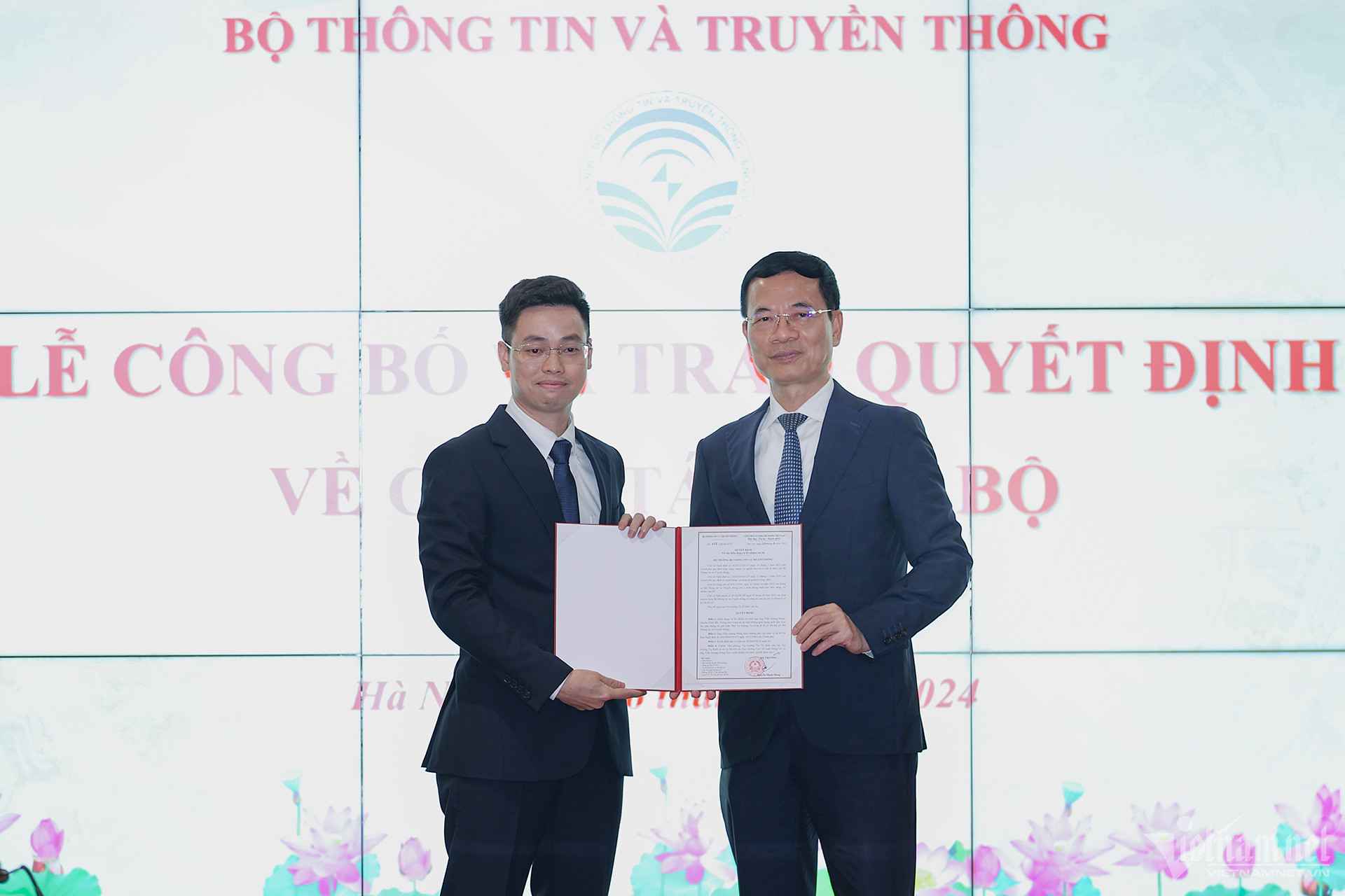 Bộ trưởng Nguyễn Mạnh Hùng trao quyết định bổ nhiệm cho ông Trần Quang Hưng. Ảnh: Lê Anh Dũng