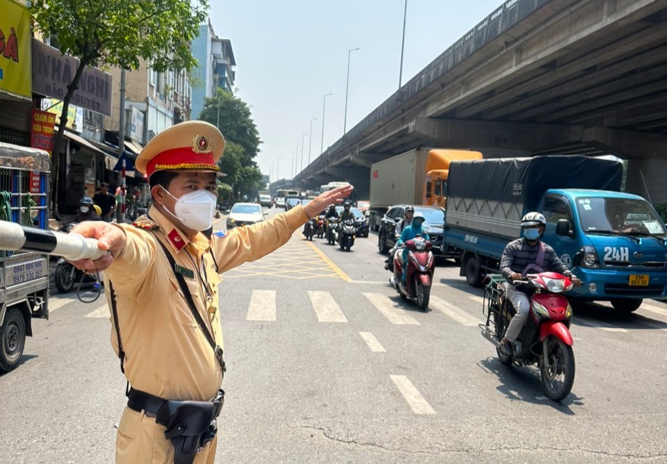 Nắng nóng như đổ lửa, Cảnh sát giao thông căng mình điều tiết giao thông ngày nghỉ lễ