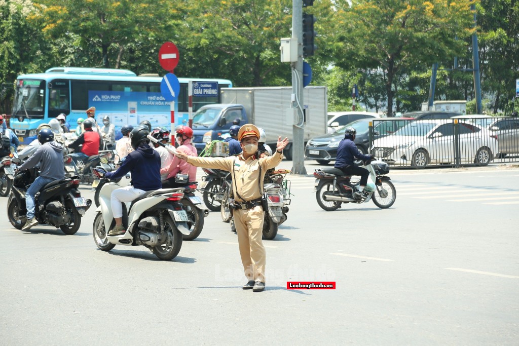 Nắng nóng như đổ lửa, Cảnh sát giao thông căng mình điều tiết giao thông ngày nghỉ lễ