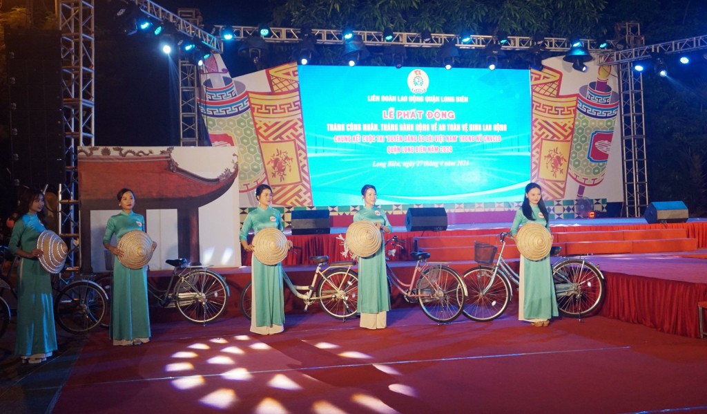 Ấn tượng Cuộc thi “Duyên dáng áo dài Việt Nam” trong nữ CNVCLĐ quận Long Biên năm 2024