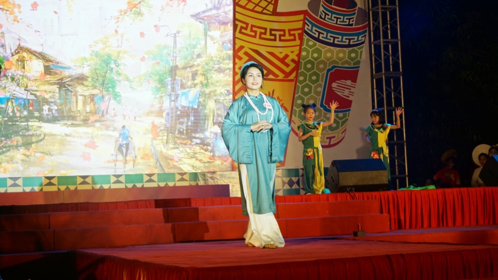 Ấn tượng Cuộc thi “Duyên dáng áo dài Việt Nam” trong nữ CNVCLĐ quận Long Biên năm 2024