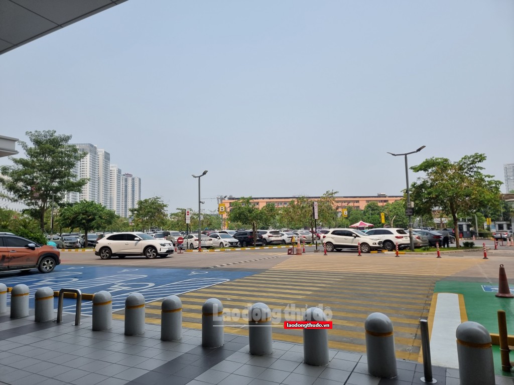 Trung tâm thương mại, công viên nước đông kín người dịp nghỉ lễ