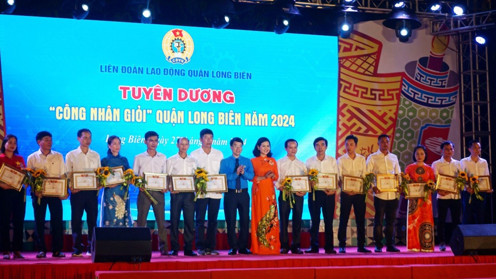 40 Công nhân giỏi quận Long Biên được tuyên dương dịp Quốc tế Lao động 1/5